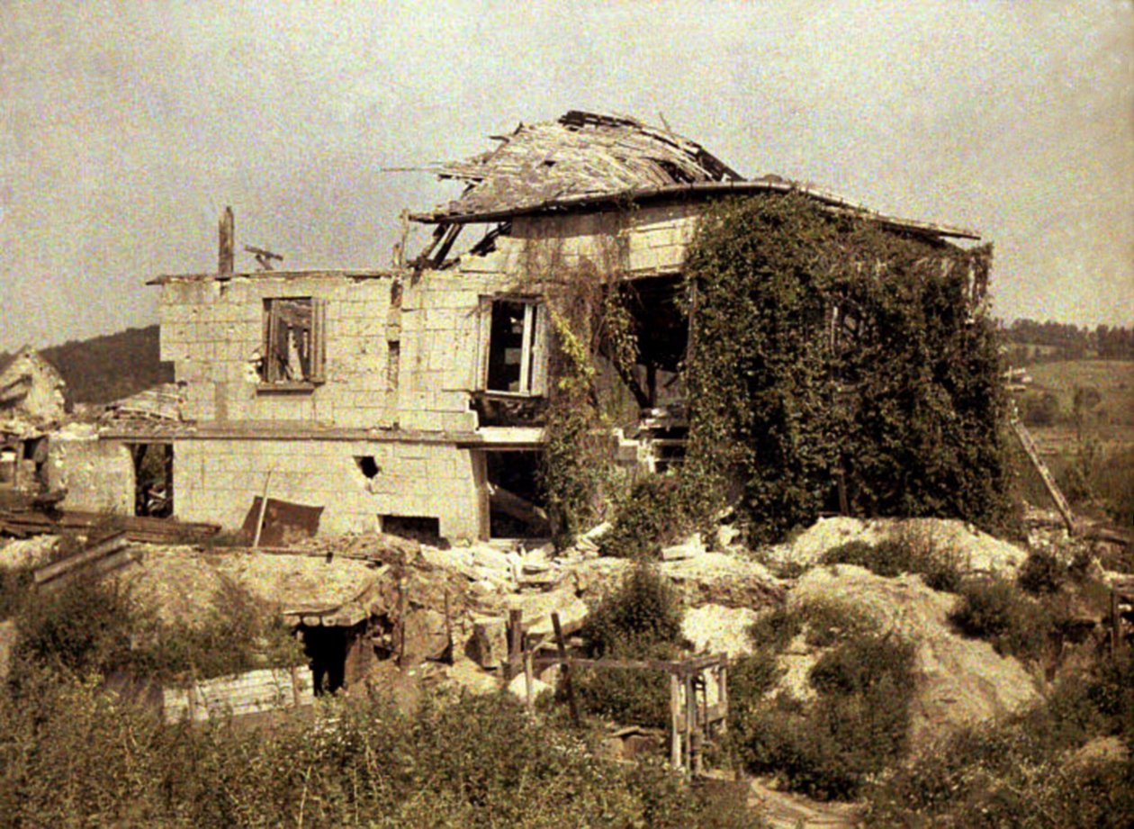 Boevren maatilarakennus raunioina, Soissons, Aisne, Ranska, 1917 (autokromi) tekijältä Fernand Cuville
