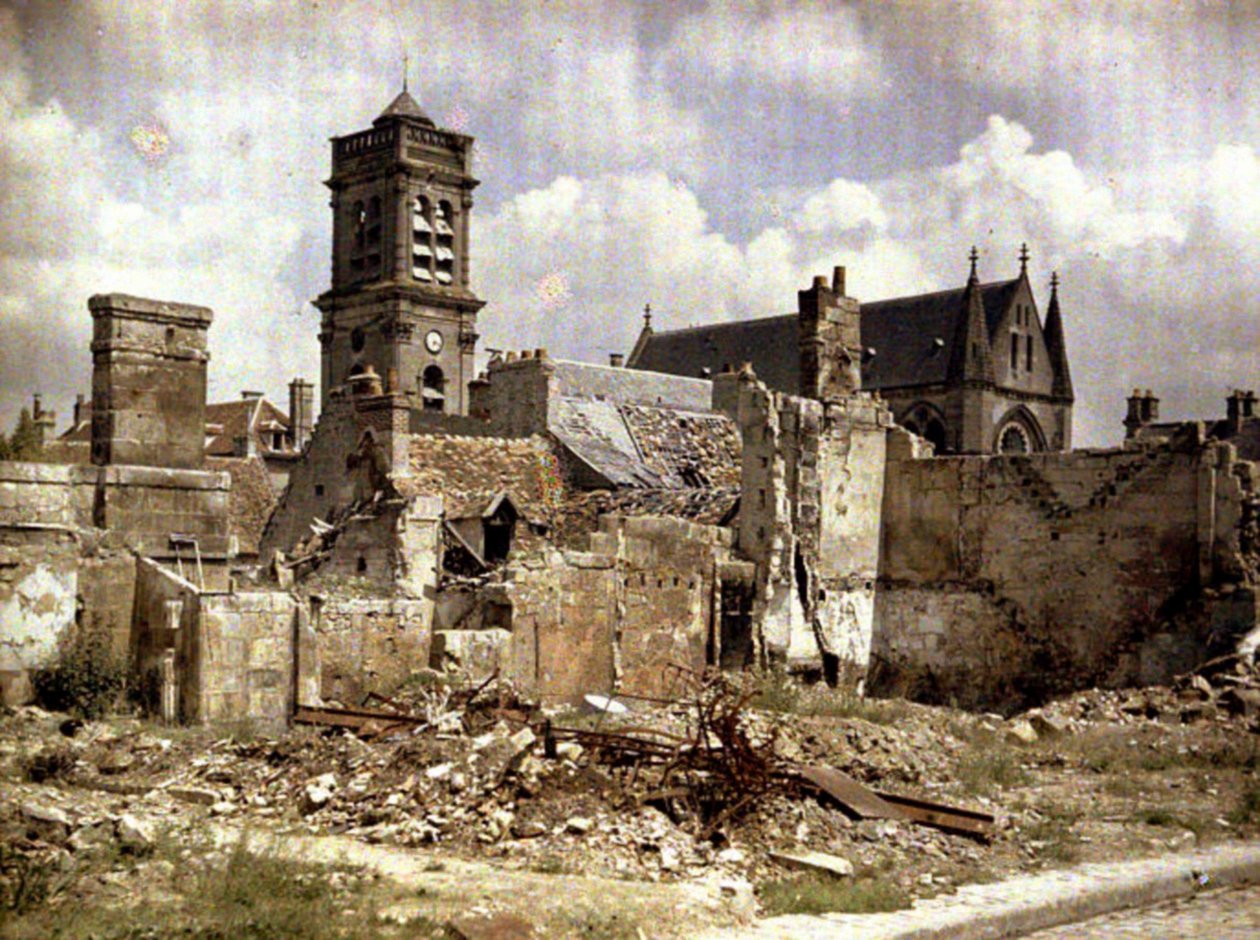 Kirkko ja tuhotut rakennukset Rue du Coq Lombardilla, Soissons, Aisne, Ranska, 1917 (autokromi) tekijältä Fernand Cuville