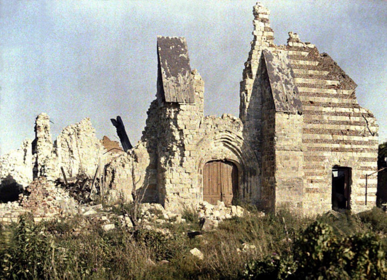 Vaurioituneen kirkon jäänteet, Marchelepot, Somme, Ranska, 1917 (autokromi) tekijältä Fernand Cuville