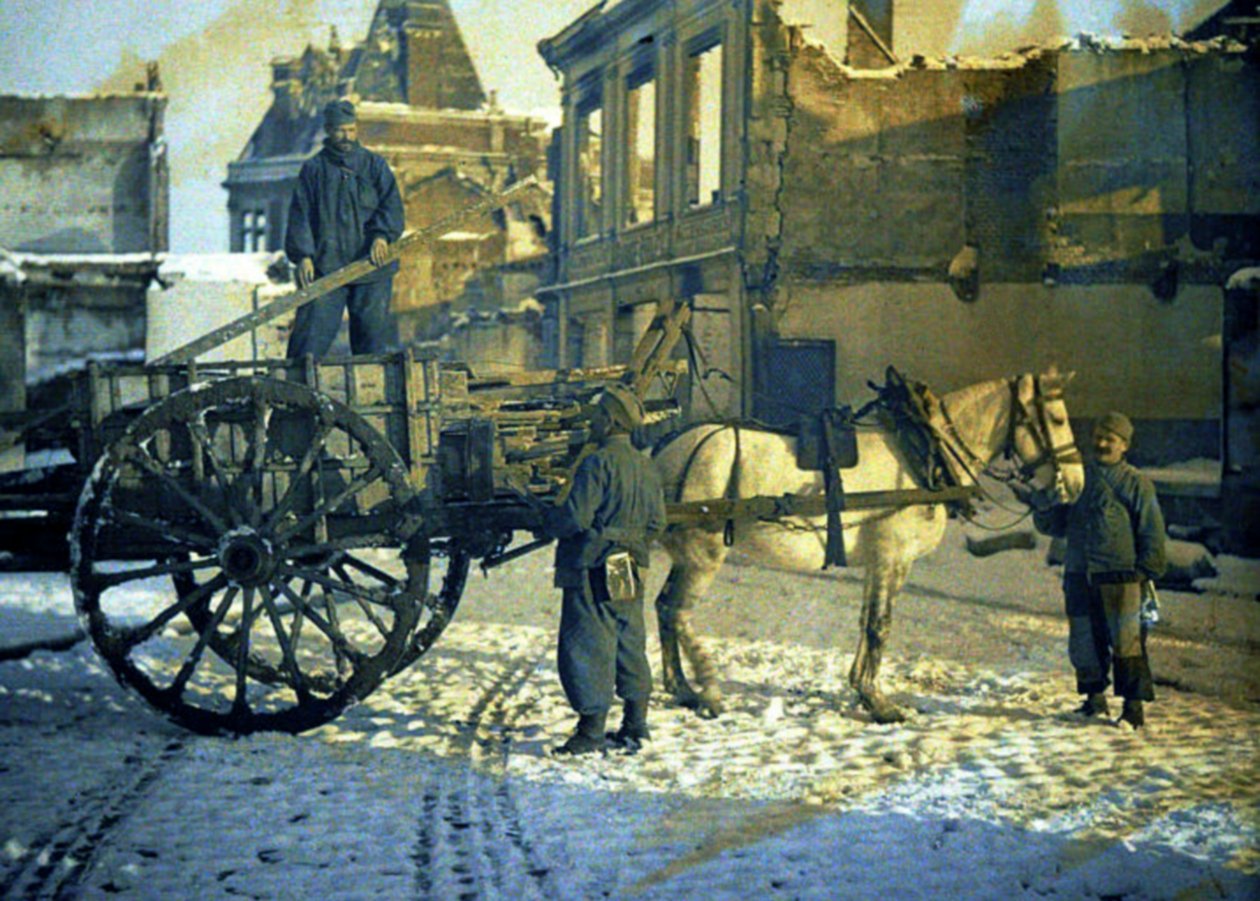 Kolme ranskalaista sotilasta kadulla, jossa on vaurioituneita rakennuksia, Chauny, Aisne, Ranska, 1917 (luonnonvalokuva) tekijältä Fernand Cuville