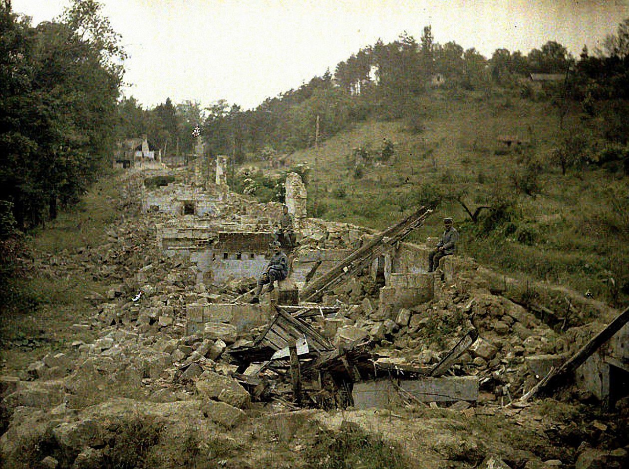 Kolme sotilasta lasitehtaan raunioissa, Vauxrot, Cuffies, Aisne, Ranska, 1917 (autochrome) tekijältä Fernand Cuville