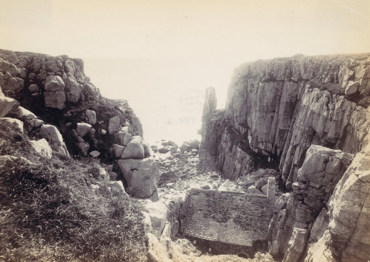[Rocky Inlet with Seascape], 1870-luku. tekijältä Francis Bedford