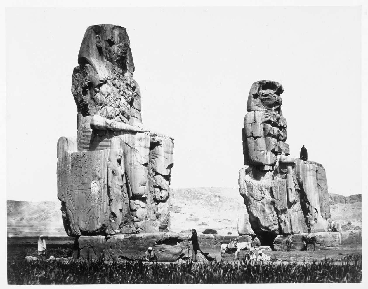 Memnonin kolossit, Thebes, Egypti, 1860 tekijältä Francis Frith