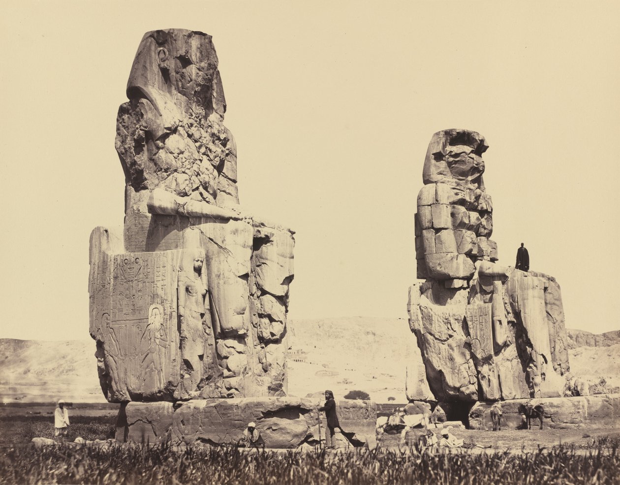 Tasangon patsaat, Thebes, 1858. tekijältä Francis Frith
