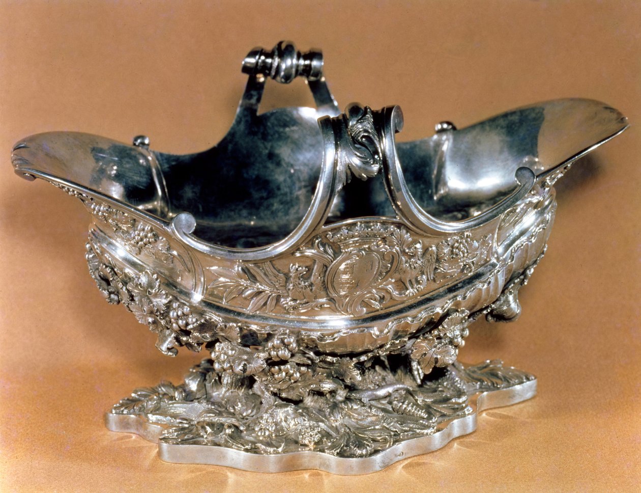Mme de Pompadourin pöytään valmistettu kastikeastia, jossa on hänen vaakunansa, Pariisi, 1745-55 (hopea ja kullattu paketti). tekijältä Francois Joubert