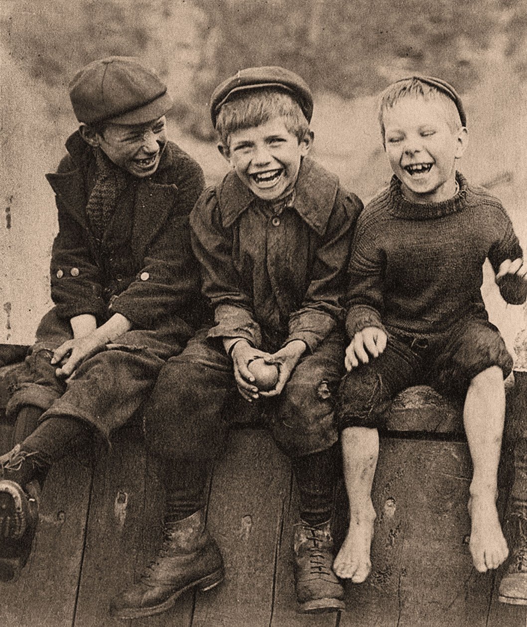 Kolme onnellista poikaa, 1889 tekijältä Frank Meadow Sutcliffe