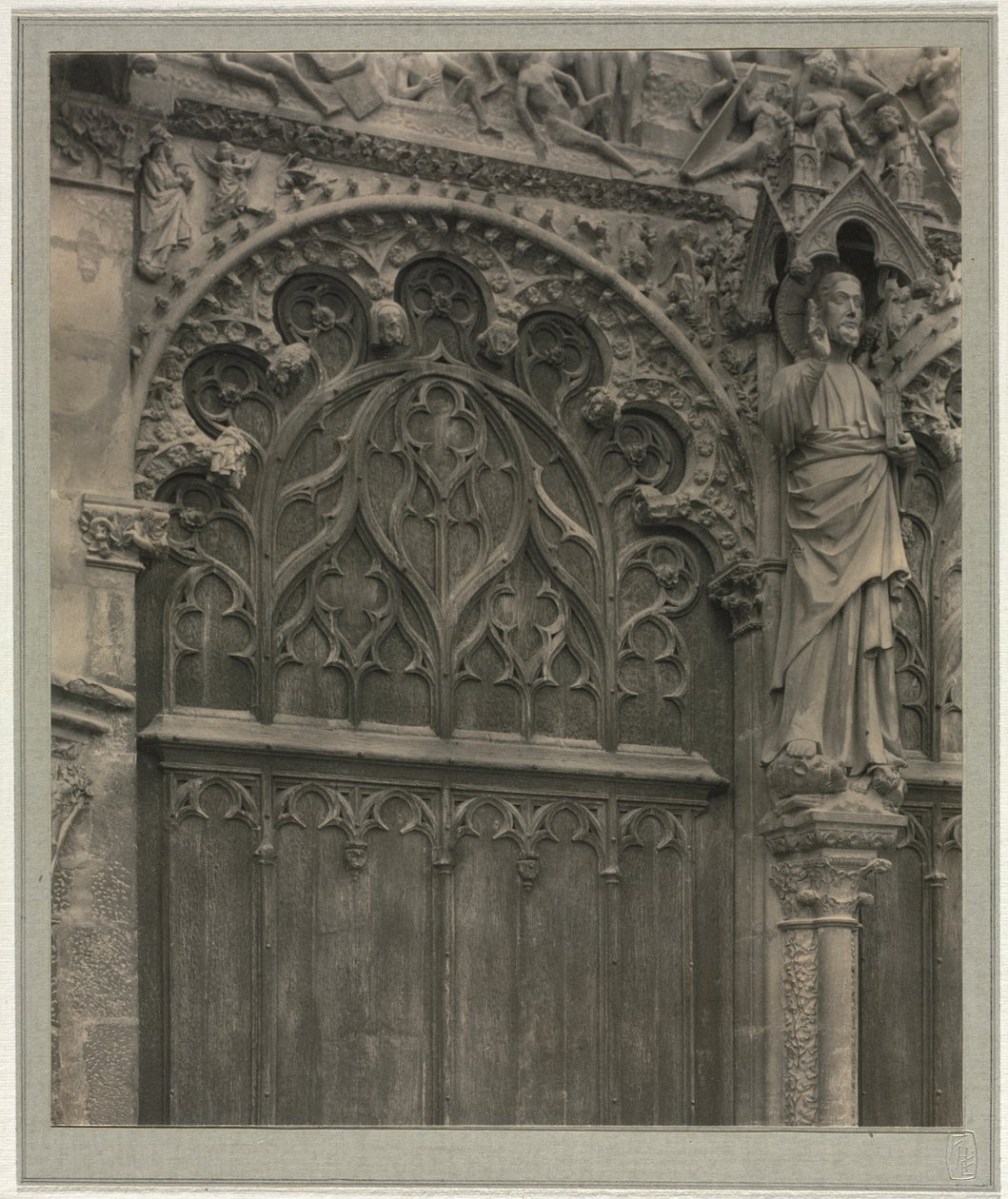 Bourges Cathedral: Crypt Under Nave tekijältä Frederick Henry Evans