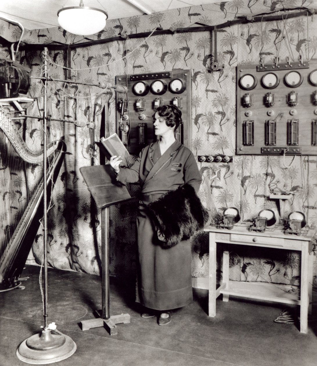 Beatrix Dussane radion äänitysstudiossa, noin 1936. tekijältä French Photographer