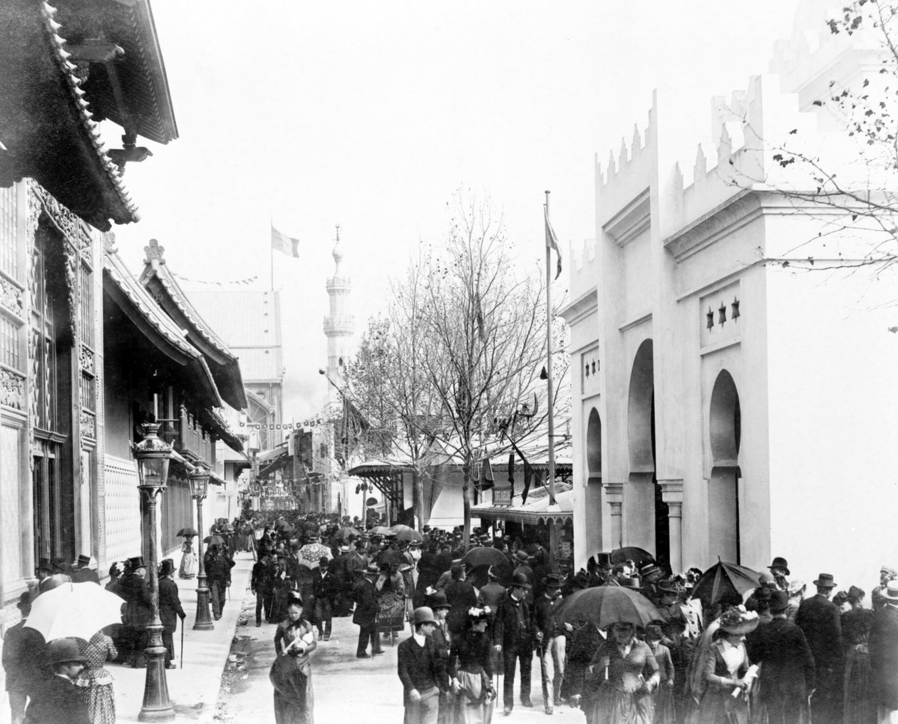 Ihmisjoukko kävelee katua pitkin Kairossa, Pariisin näyttely, 1889. tekijältä French Photographer