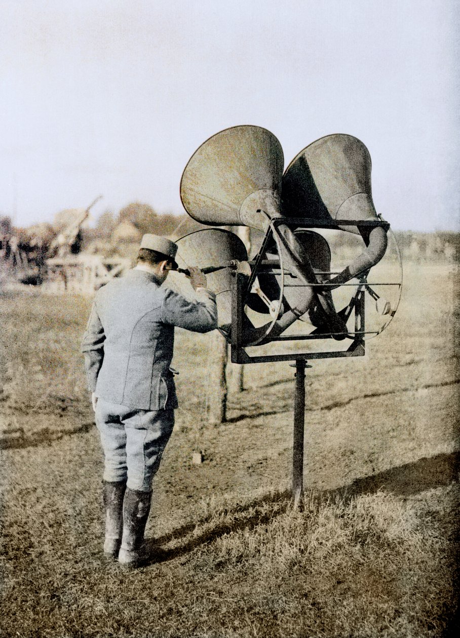 Ranskalainen sotilas, jolla on akustinen kuuntelulaite, joka pystyy seuraamaan lentokoneita, valmistautumassa ilmatorjuntatykistöön, Ranska, n. 1916-18 (autokromi) tekijältä French Photographer