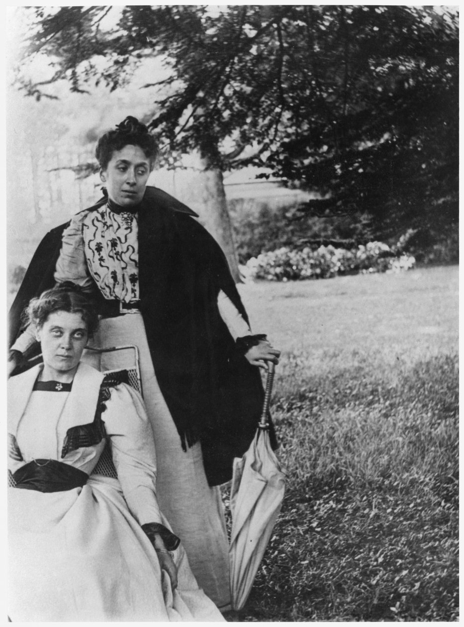 Mathilde Roberty ja Madeleine Gide, Cuvervillen puutarha, n. 1896 tekijältä French Photographer