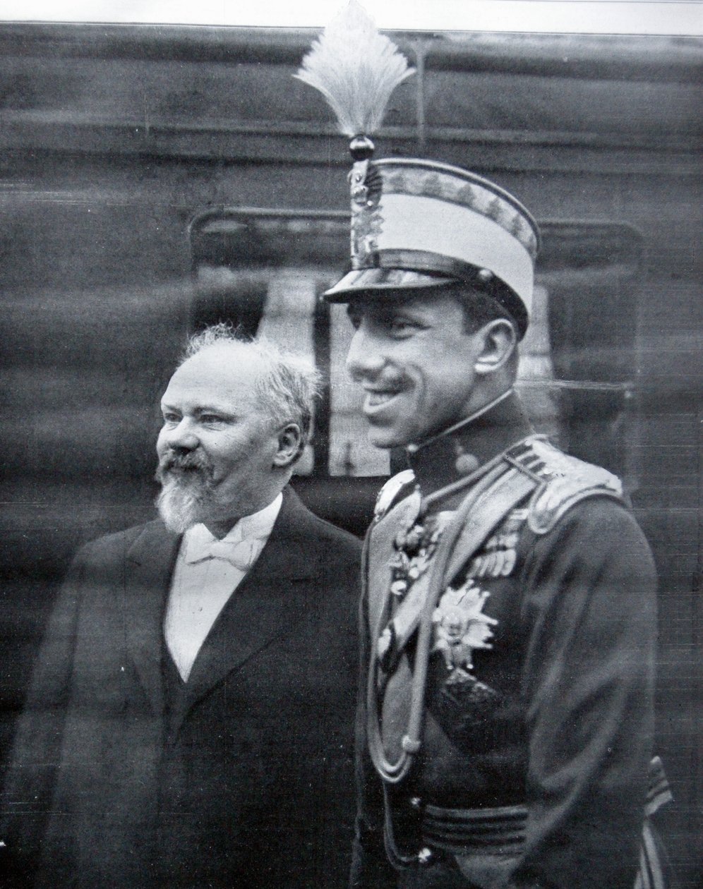 Raymond Poincare tervehtii Espanjan kuningasta Alfonso XIII:ta tekijältä French Photographer