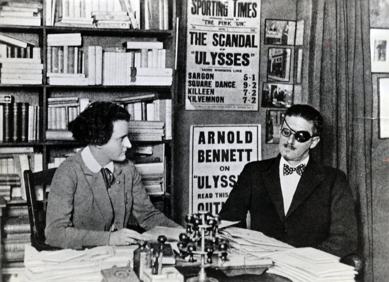 Sylvia Beach ja James Joyce, n. 1922 tekijältä French Photographer