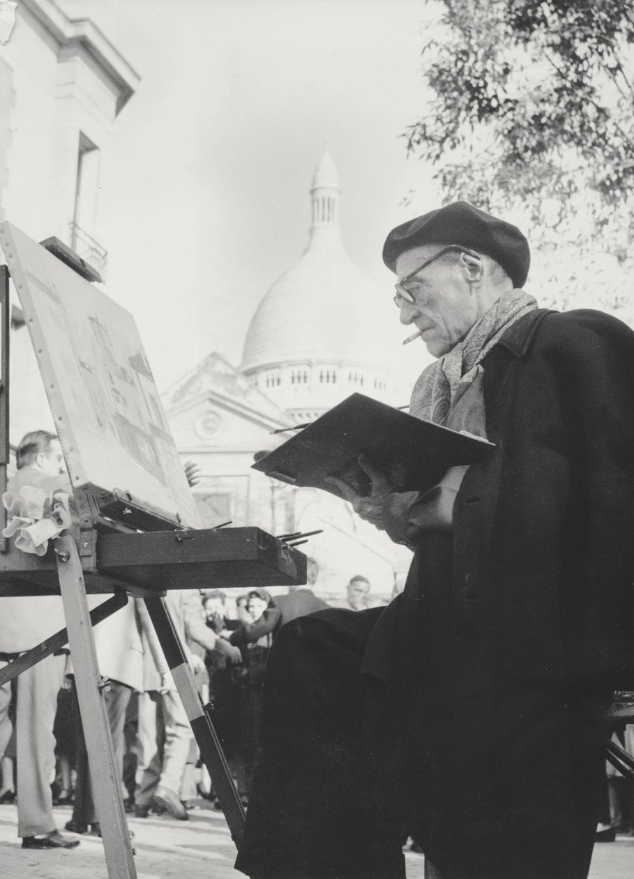 Taiteilija Maurice Utrillo maalaamassa maalaustuolinsa ääressä Montmartressa, Pariisissa, 1950-luku. tekijältä French Photographer