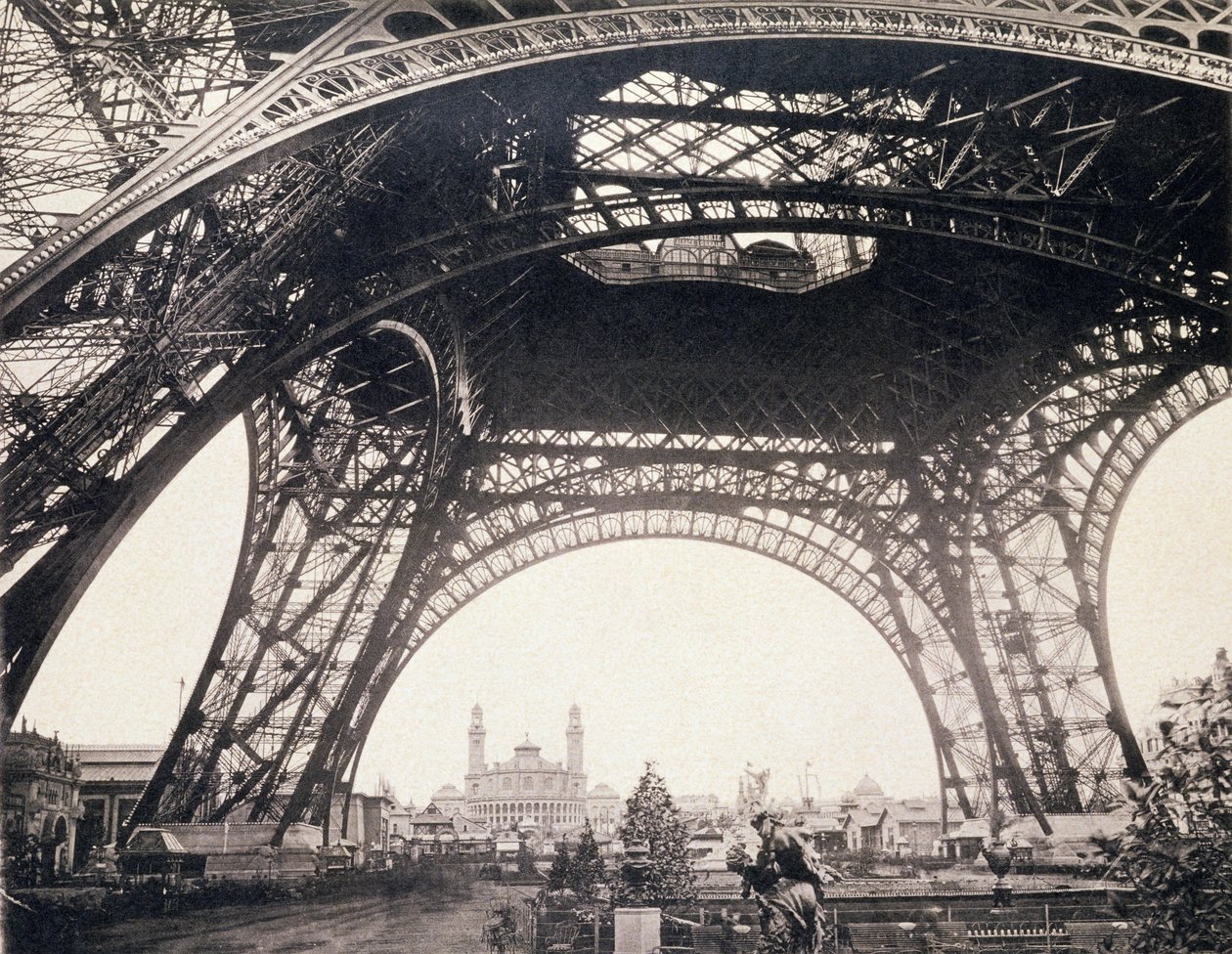 Eiffel-tornin alla, ennen nousua, Gluckin L