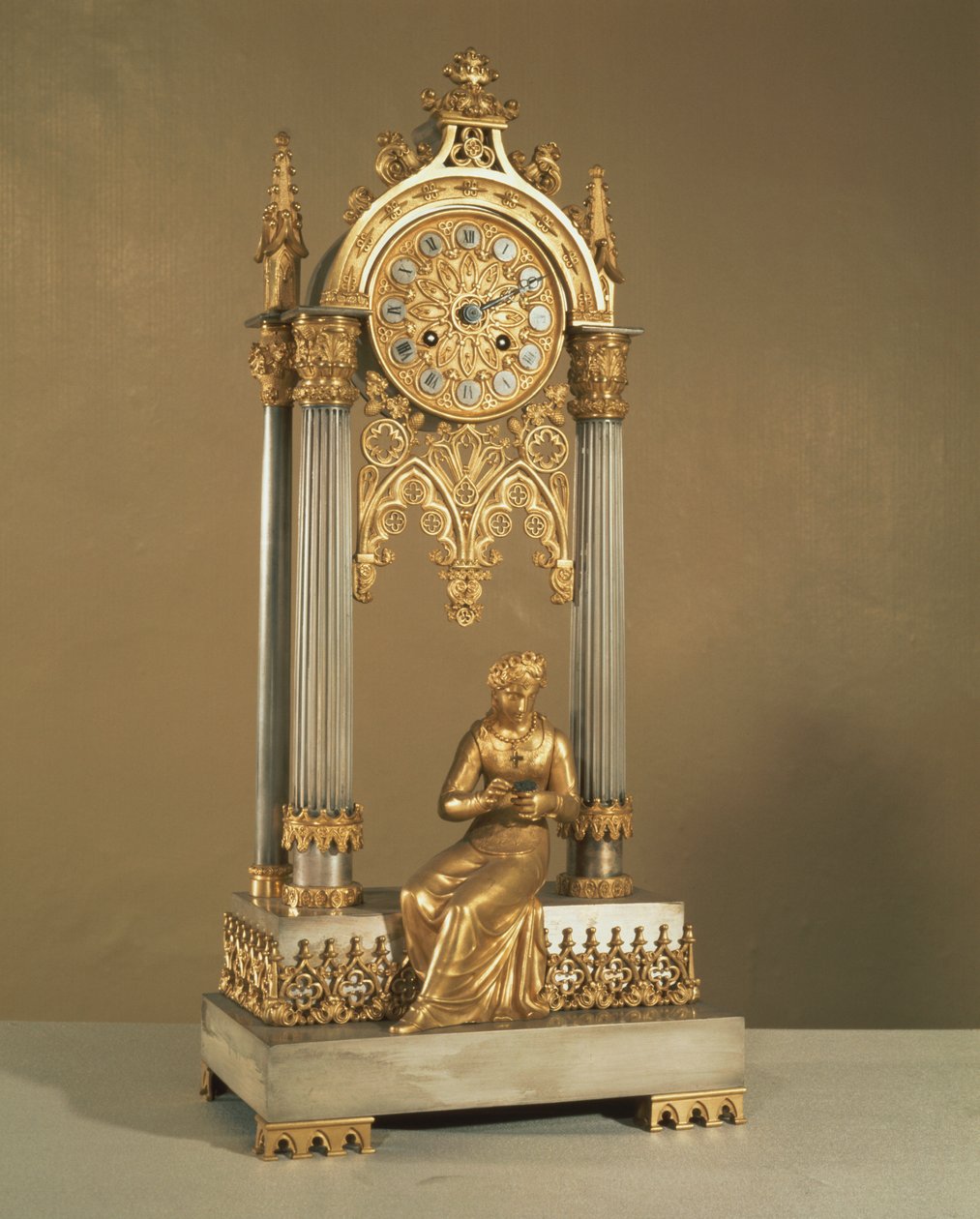 Pariisin kello, n. 1830 (marmori ja ormolu) tekijältä French School