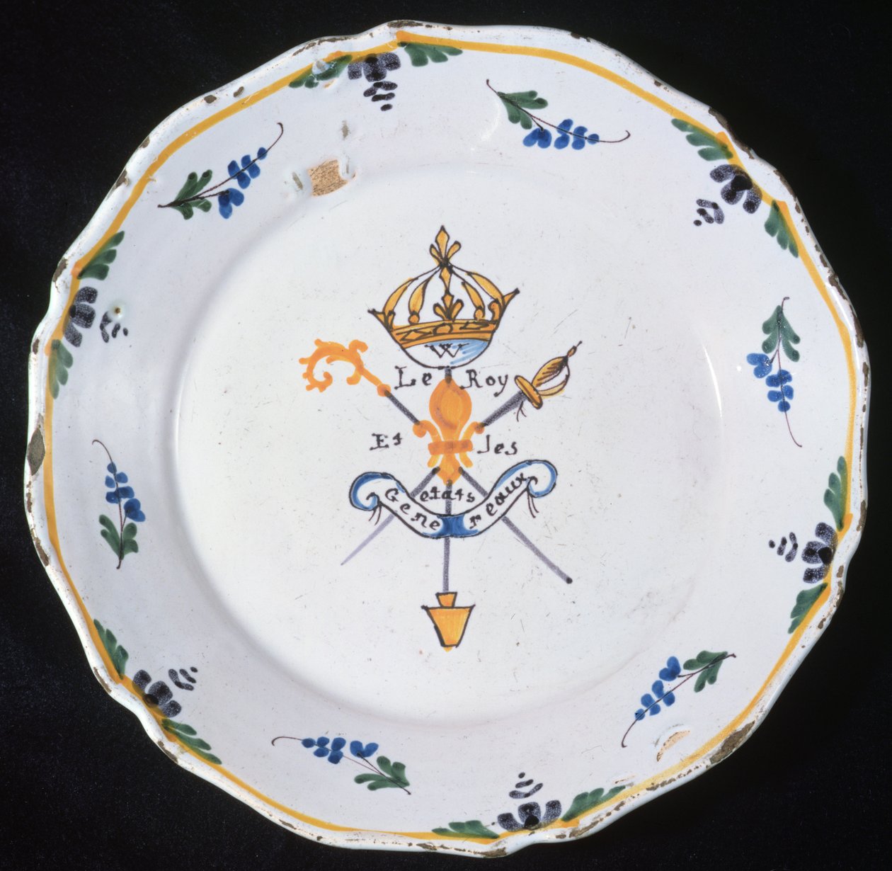 Lautanen, jossa on teksti Le Roi et les Etats Generaux ja Kolmen ritarikunnan ja kuninkaan tunnukset, 1789 (keraaminen) tekijältä French School