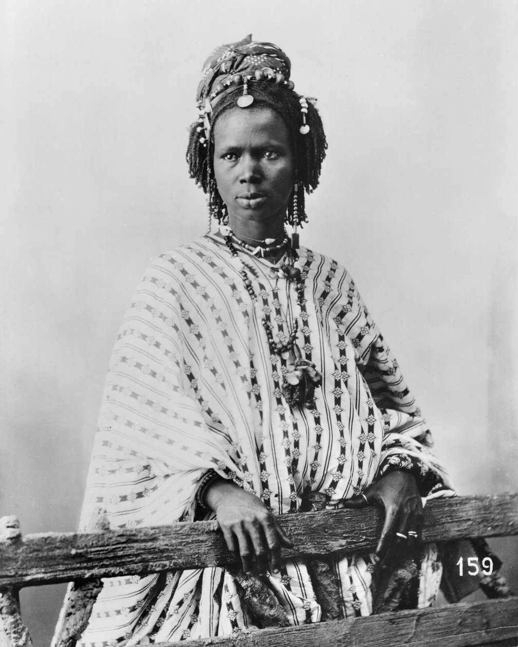 Senegalilainen nainen, n. 1900 (bw kuva) tekijältä French Photographer
