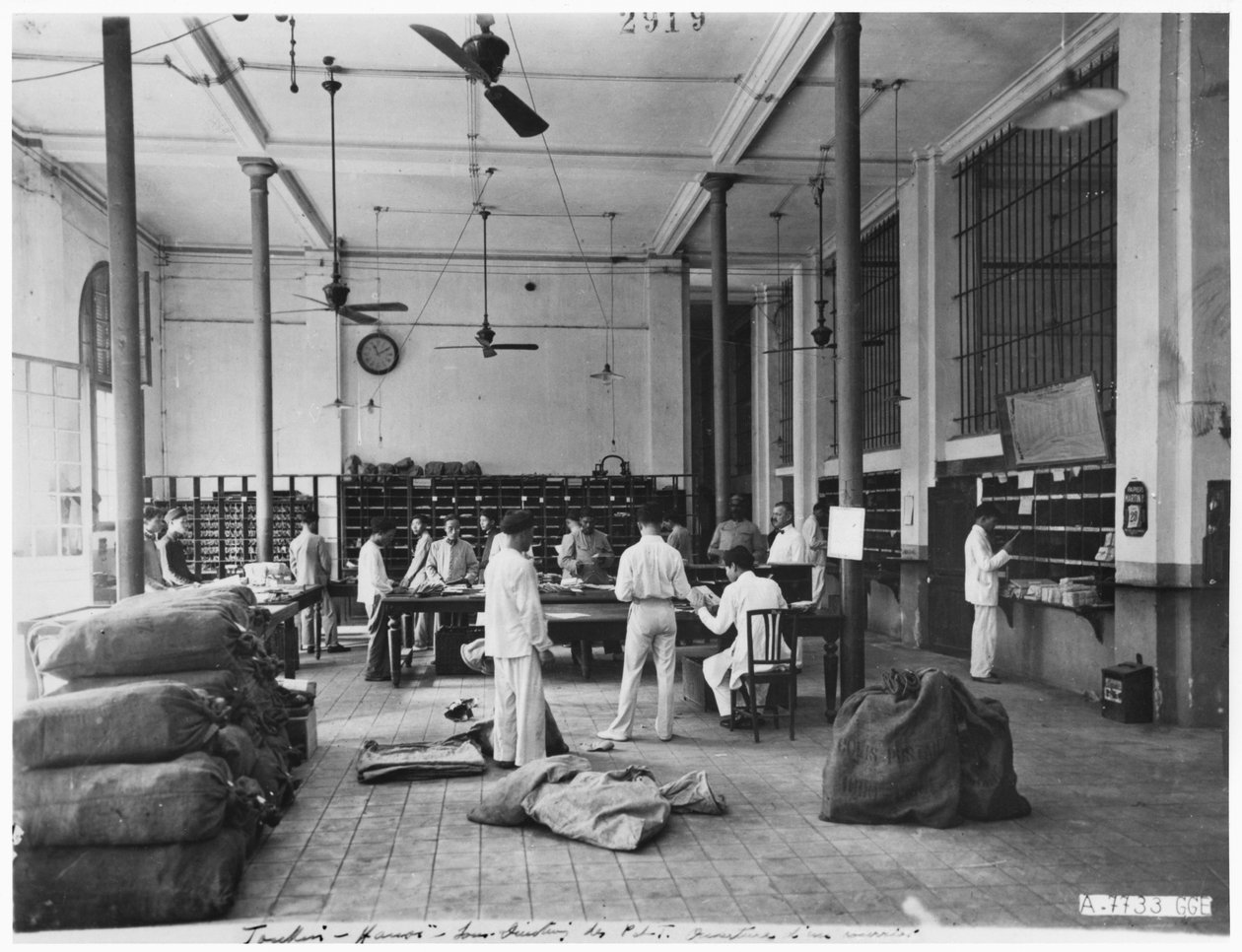 Postitoimisto Hanoissa, noin 1920 tekijältä French Photographer