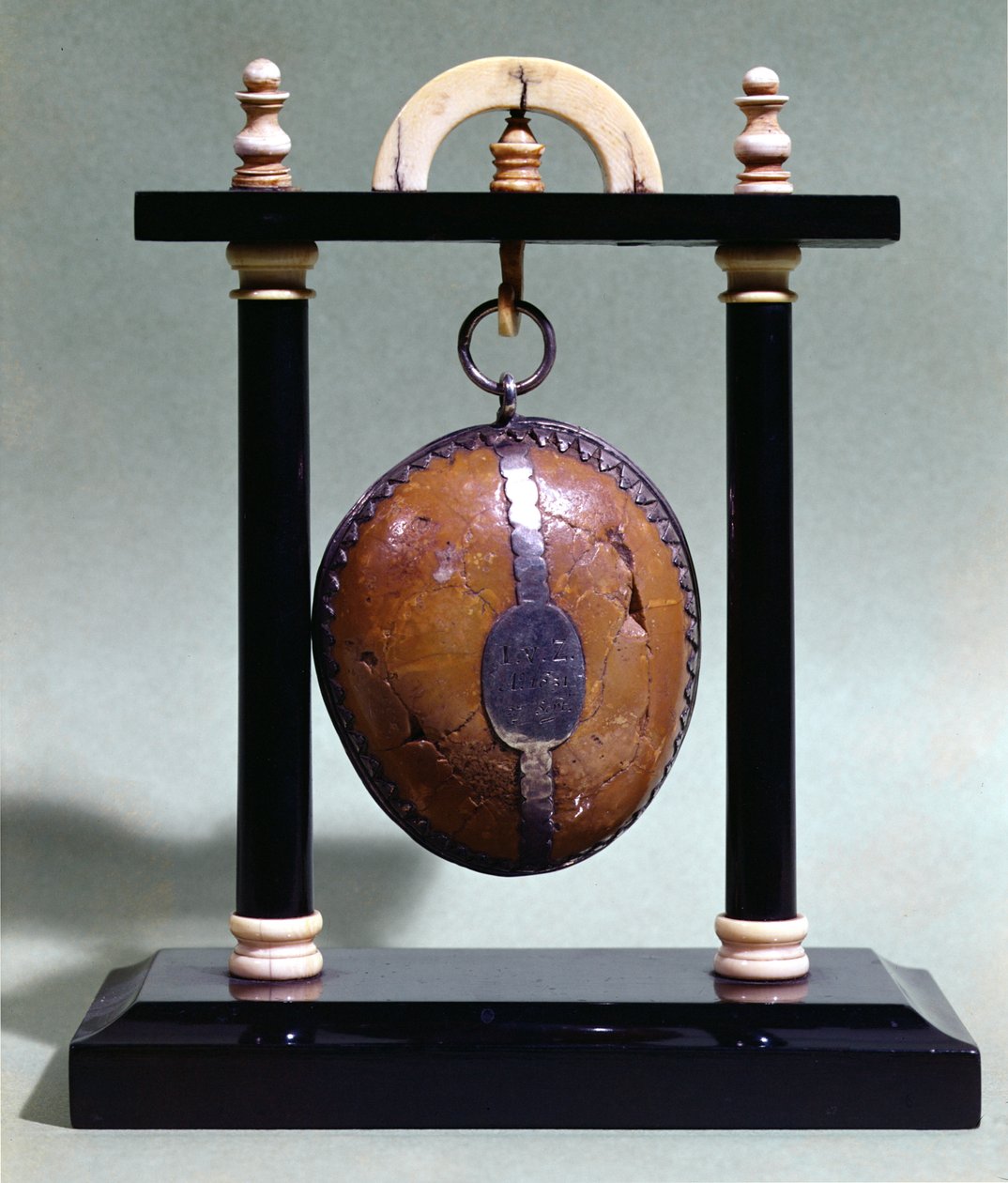 Bezoaari jalustalla, 1651 tekijältä French School