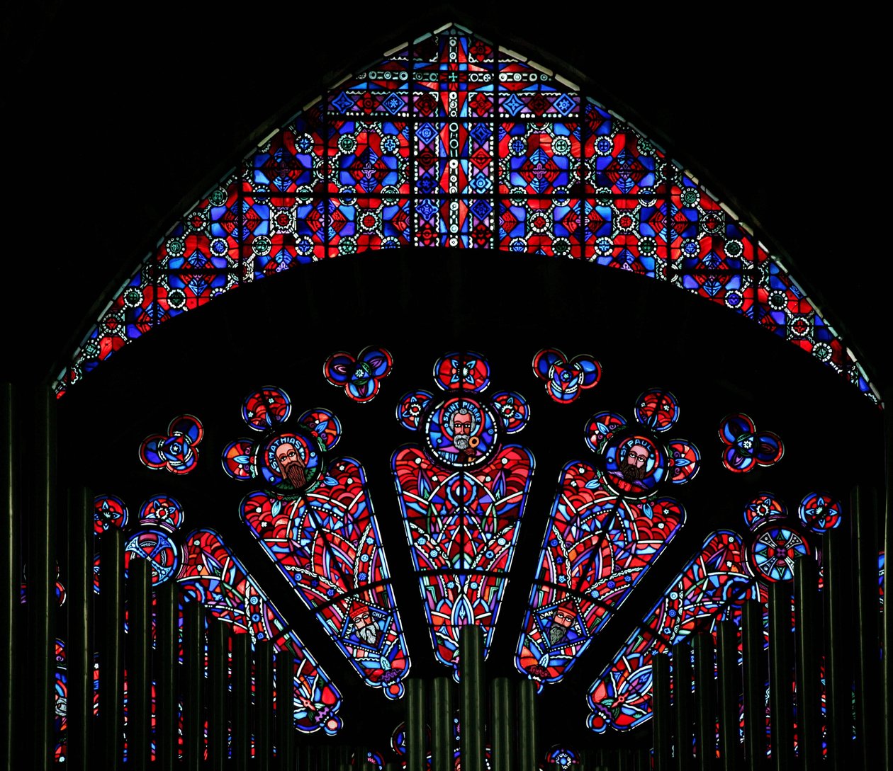 Modernia lasia 1300-luvun kivityössä tekijältä French School