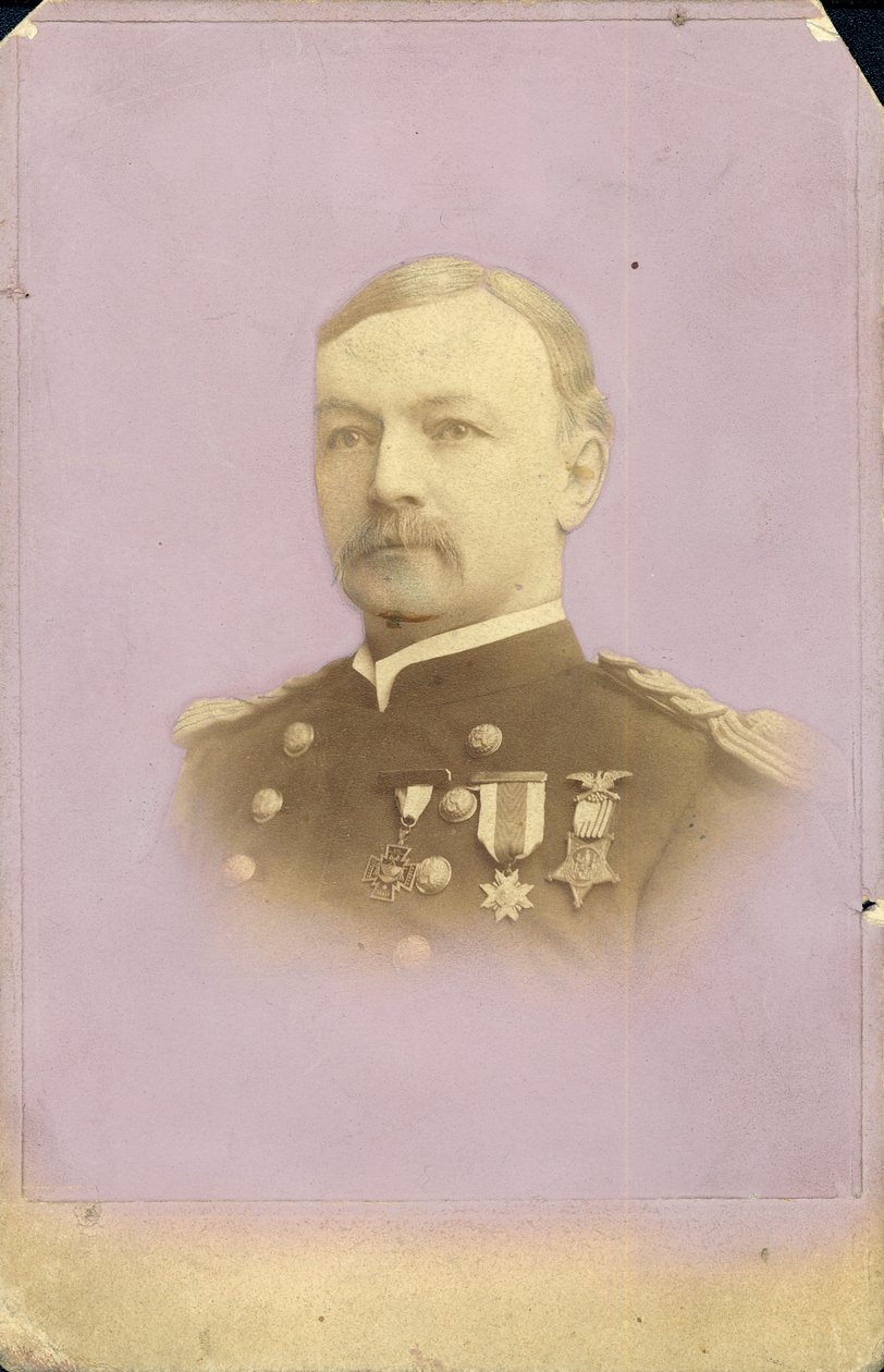 Rintakuva Gilbert C. Smithistä univormussa mitalilla tekijältä G.D. Morse