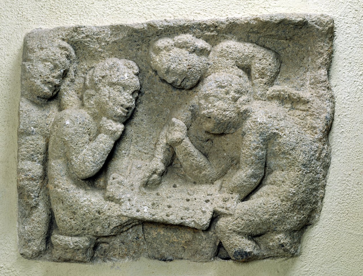 Putti soittaa latronculia (kiviä) tekijältä Gallo Roman