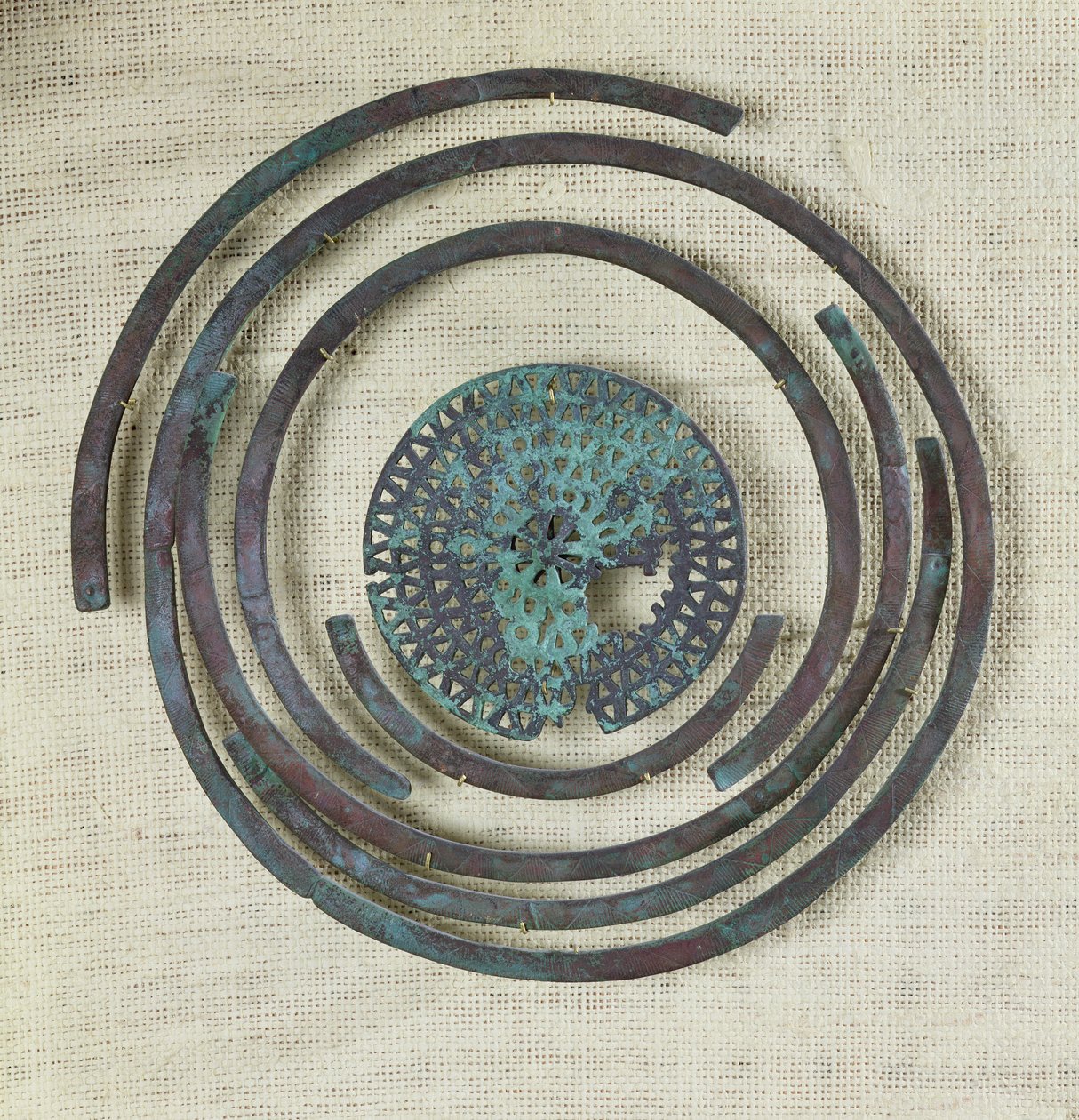 Korut, jotka tunnetaan nimellä "Shield of Modesty" ja jotka ovat peräisin Cassardin tuulista Flageysta, Hallstatt Civilization (745-475 eKr.) (pronssi) tekijältä Gaulish