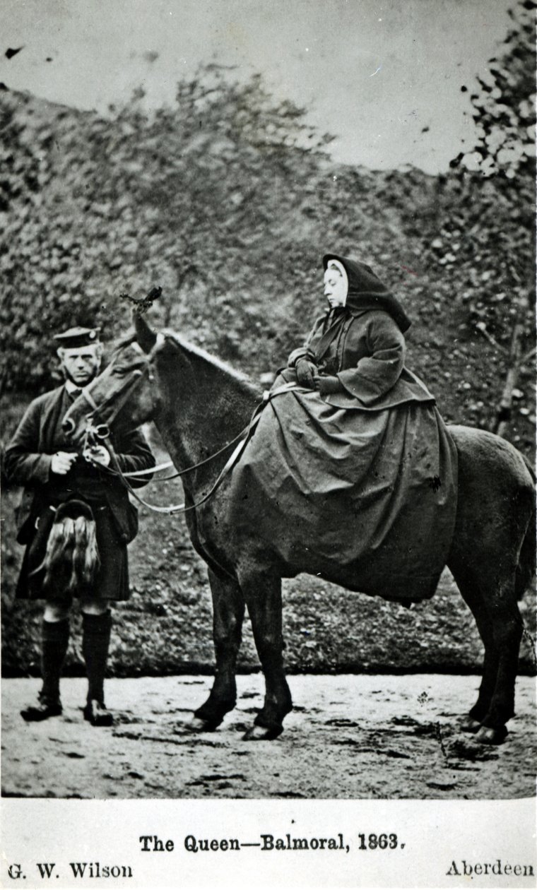 Kuningatar Victoria (1819-1901) hevosen selässä Balmoralissa, 1863 tekijältä George Washington Wilson