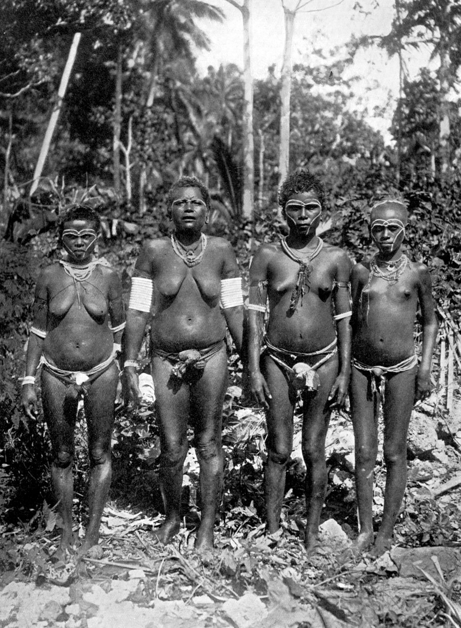 Naiset juhlapuvussa, Melanesia, 1920. tekijältä George Brown