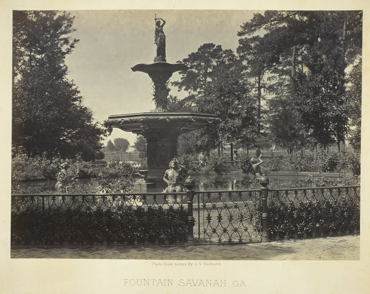 Fountain, Savannah, GA, 1866. tekijältä George N. Barnard