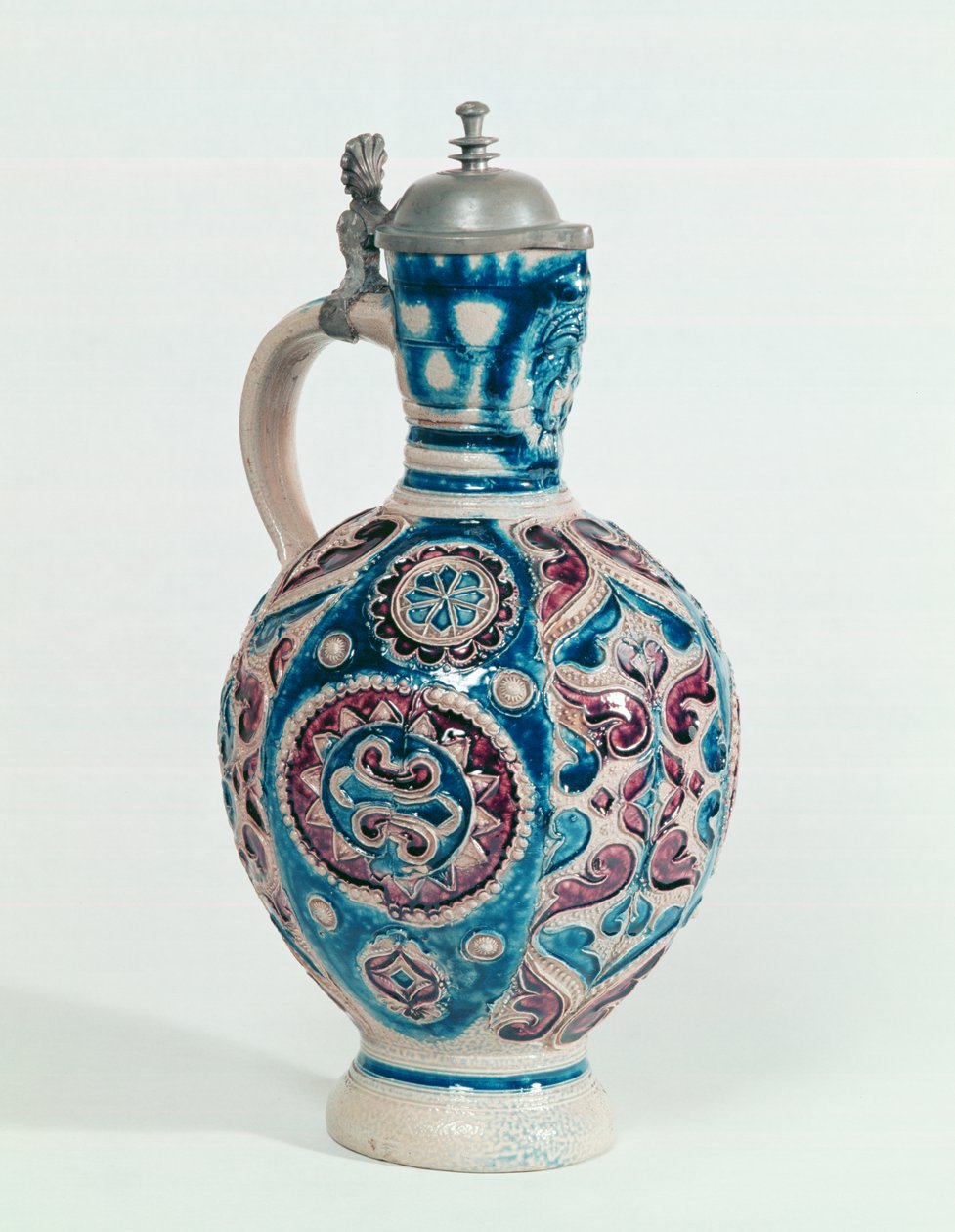 Westerwald-kannu, n. 1640-60 (kivitavara muotoilluilla koristeilla) tekijältä German School