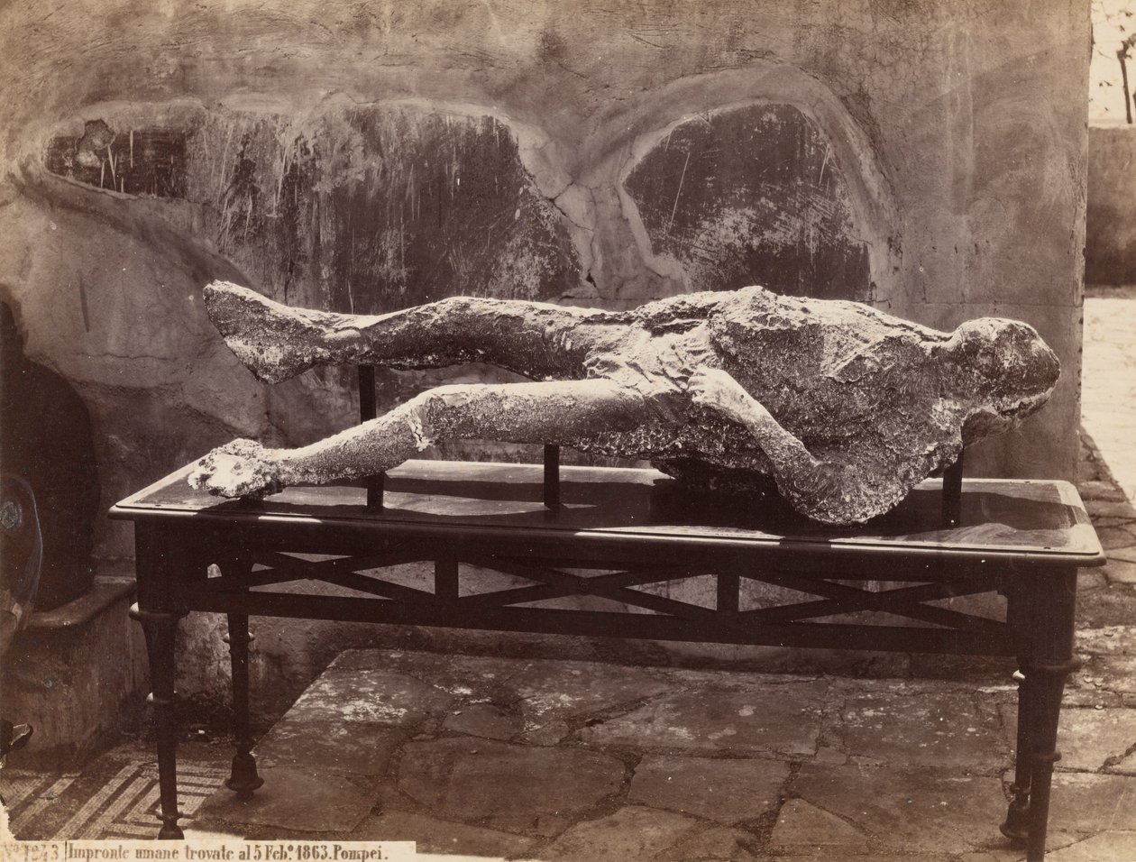 Ihmisen jalanjäljet, Pompeji [Ihmisen näyttelijä, Pompei] tekijältä Giorgio Sommer