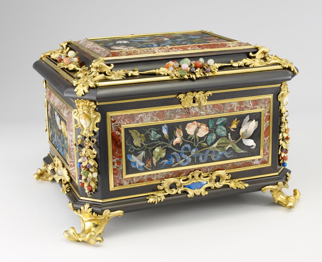 Korurasia, n. 1730 (tammi, eebenpuu, pietra dura, pronssi ja puolijalokivet) tekijältä Giovanni Battista Foggini