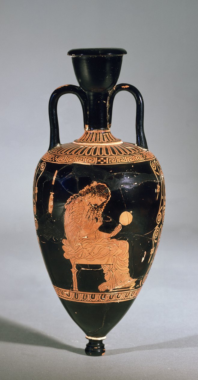 Amphoriskos kuvaa istuvaa naista hoitamassa hiuksiaan ja pitelemässä peiliä (keraaminen) tekijältä Greek