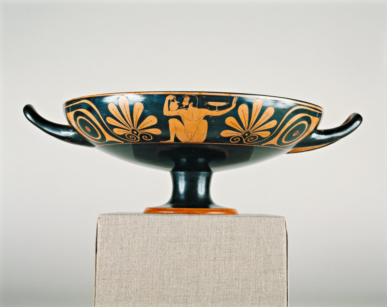 Ullakko punainen hahmo kylix, n. 520-510 eKr. (keramiikka liukukoristeella) tekijältä Greek