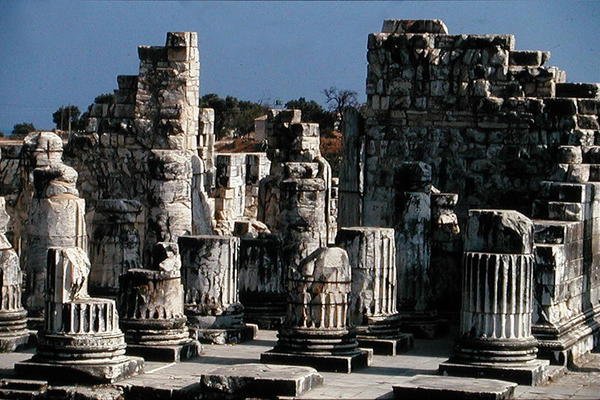 Apollon temppelin rauniot tekijältä Greek School