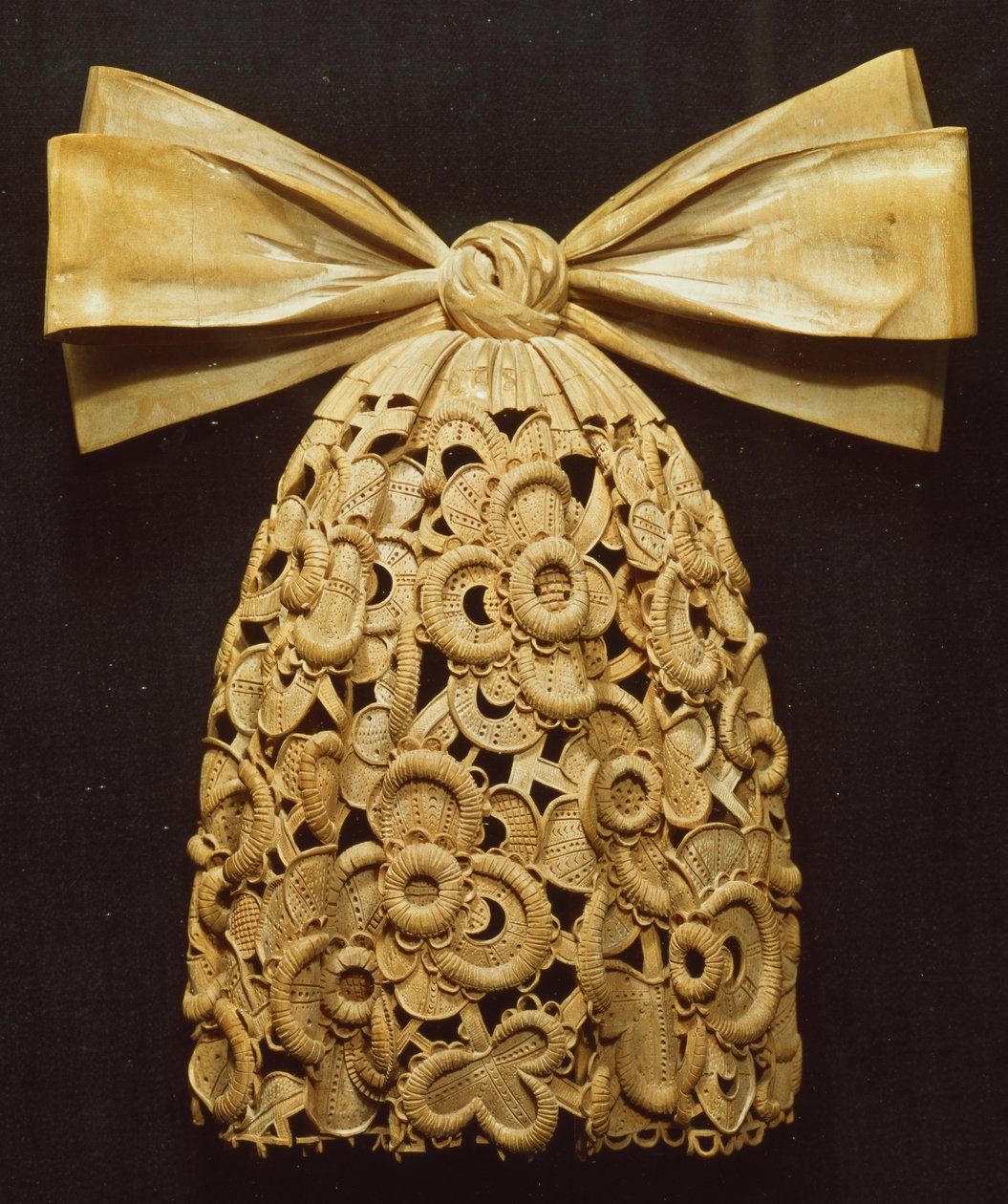 Kravatin puuveisto (puu) tekijältä Grinling Gibbons