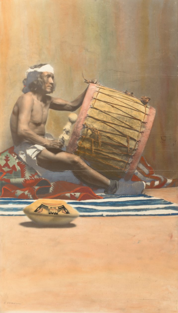 Músic hopi tocant el tambor, n.d. finlandès tekijältä H. R. Robinson