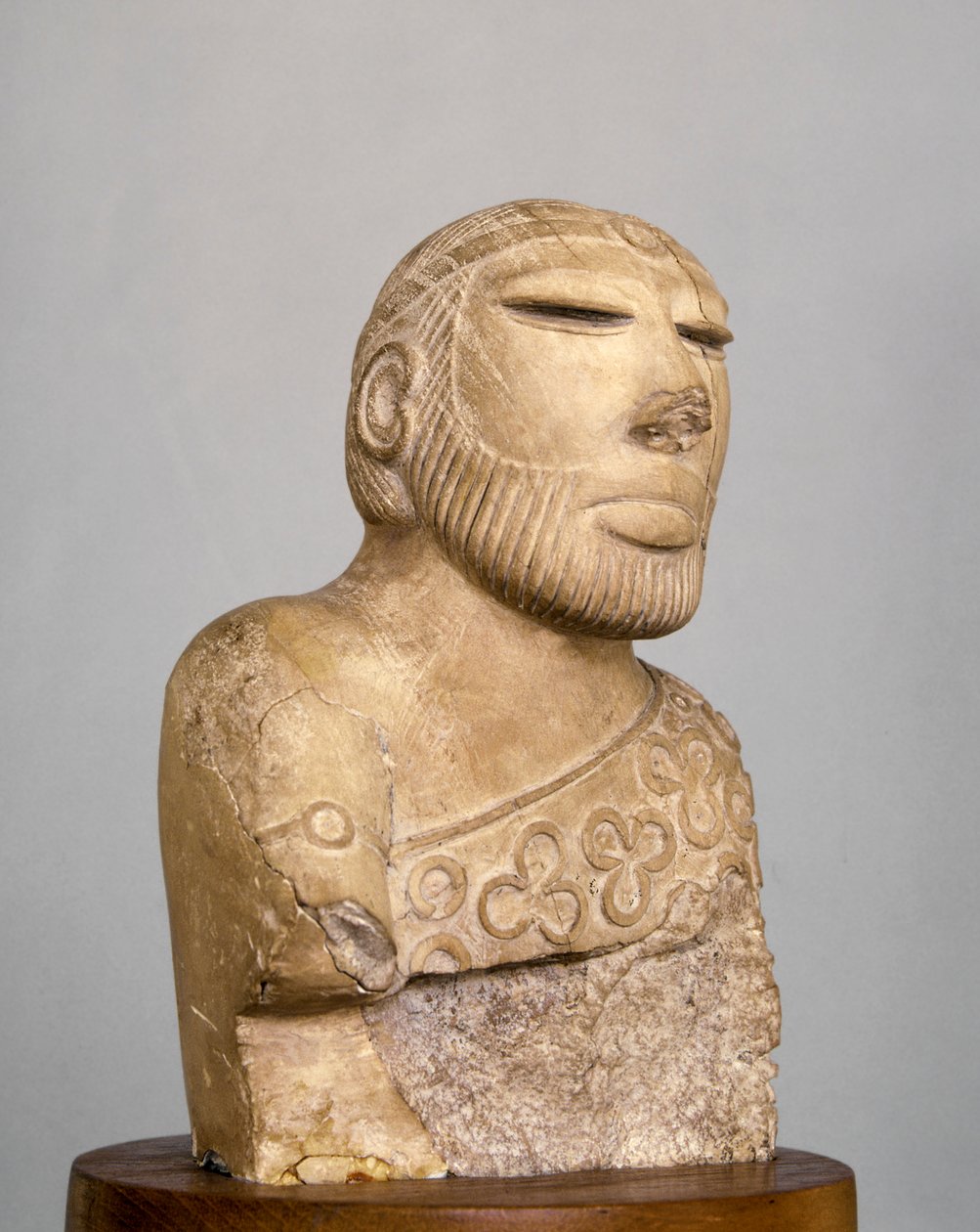 "Pappikuningas" Mohenjo-Darosta, noin 2500 eKr. (steatiitti) tekijältä Harappan