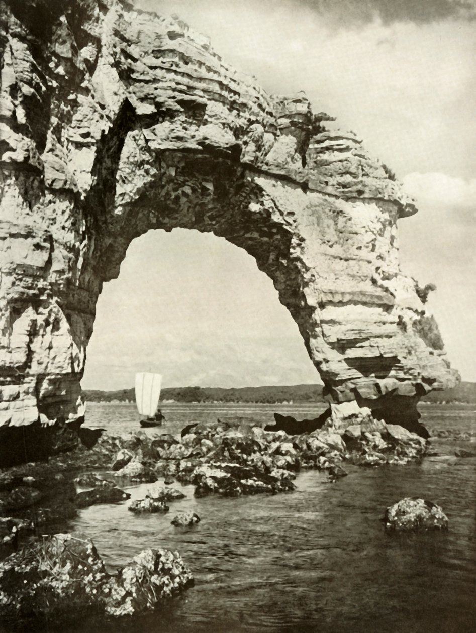 Meren kulunut kaari Matsushimassa, 1910. tekijältä Herbert Ponting