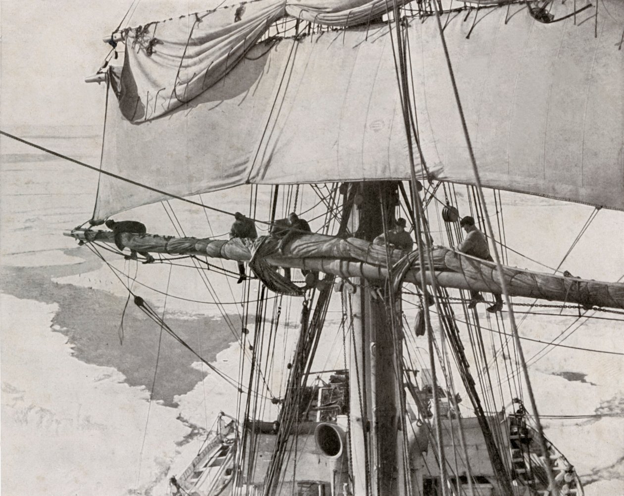 Furling Sail in the Pack, c19101913, 1913 tekijältä Herbert Ponting