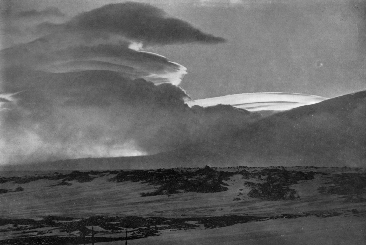 Whaleback-pilvet Erebus-vuoren yllä, c19101913, 1913. tekijältä Herbert Ponting