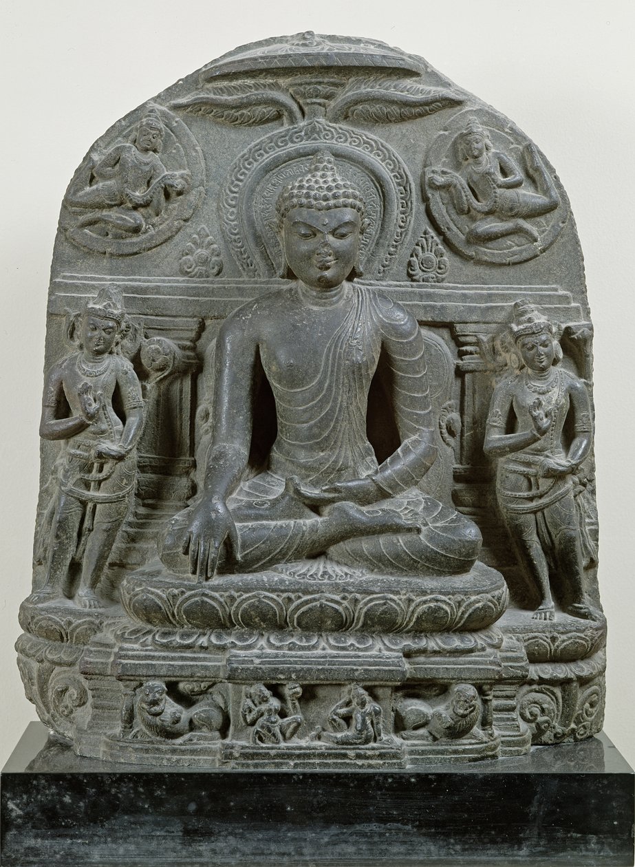 Istuva Buddha meditaatiossa (basaltti) tekijältä Indian School
