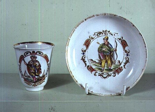 Kuppi ja lautanen, Vezzi-tehdas, Venetsia, n.1725 (posliini) tekijältä Italian School