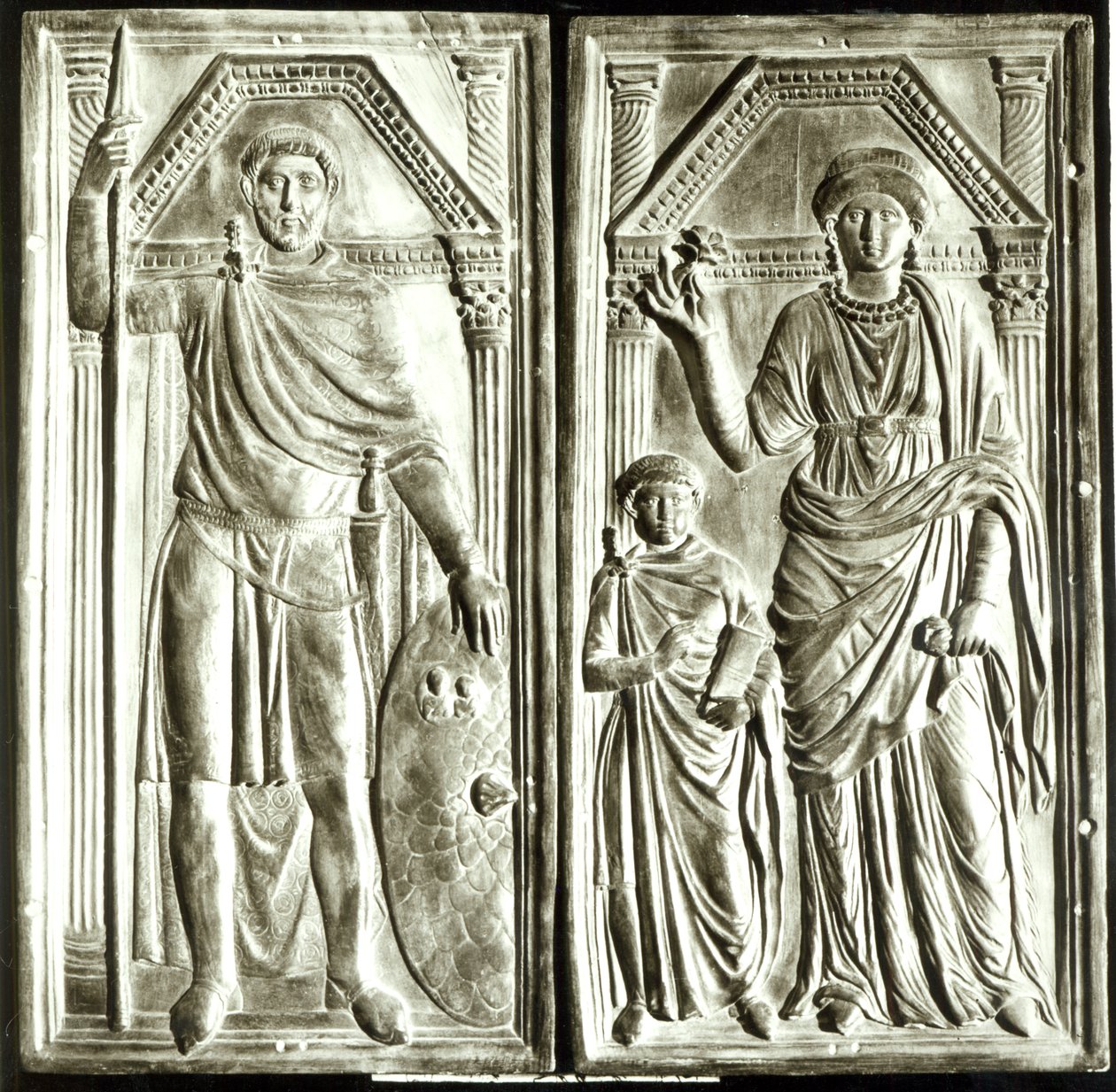 Diptyykki, joka kuvaa Stilichoa (n. 365-408), Serenaa ja Eukariusta tekijältä Italian School