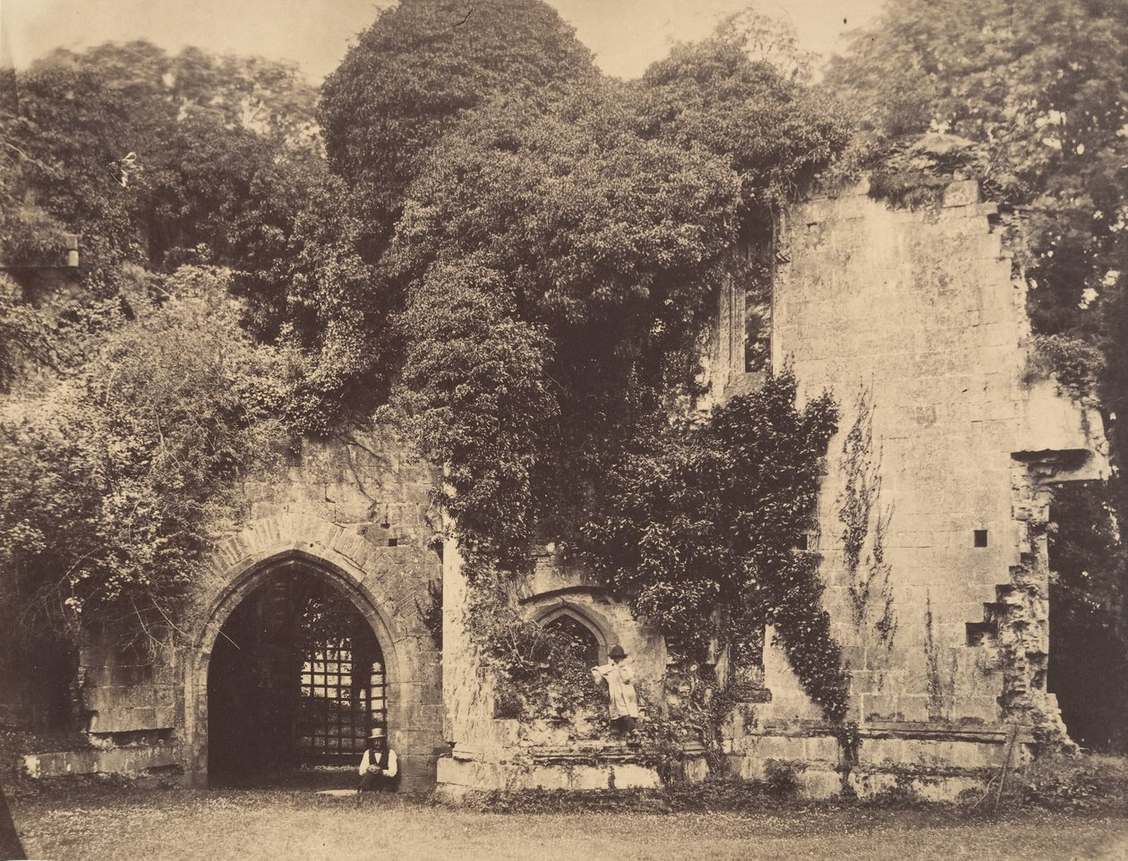 Old Gateway, Raglan Castle, Monmouthshire, 1855. tekijältä J. Holden