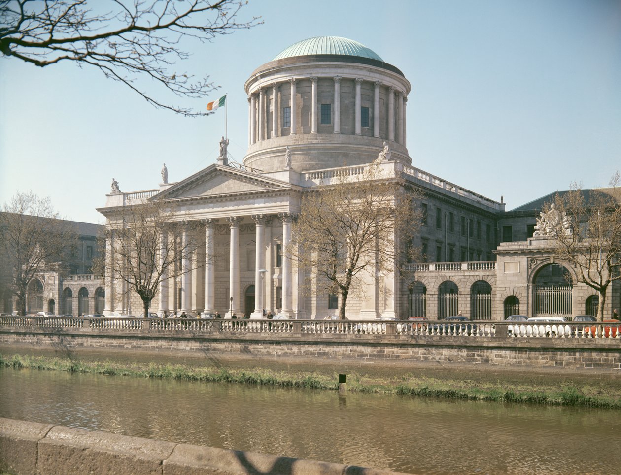 Four Courts, Dublin, nähtynä Liffey-joesta, rakennettu 1796-1802 tekijältä James Gandon