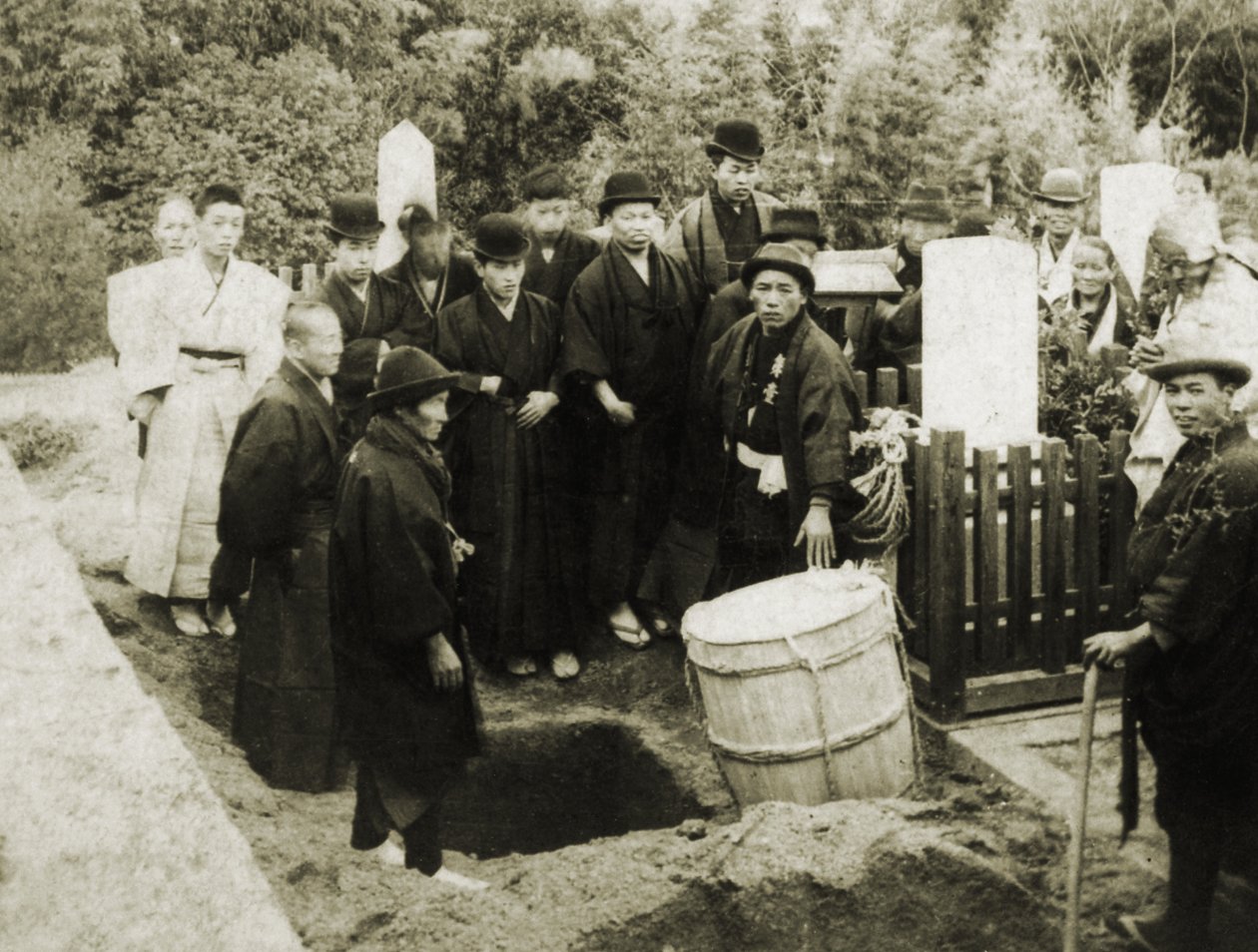 Buddhalainen hautaus Japanissa, noin 1900 (valokuva). tekijältä Japanese Photographer