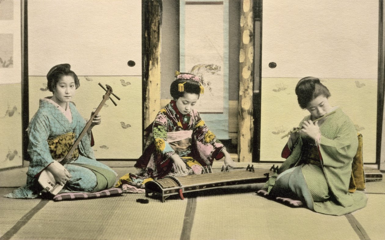 Japanilaiset tytöt soittavat huilua, "kotoa" ja samisenia, n. 1880 (käsinvärinen albumiiniprintti kortissa) tekijältä Japanese Photographer